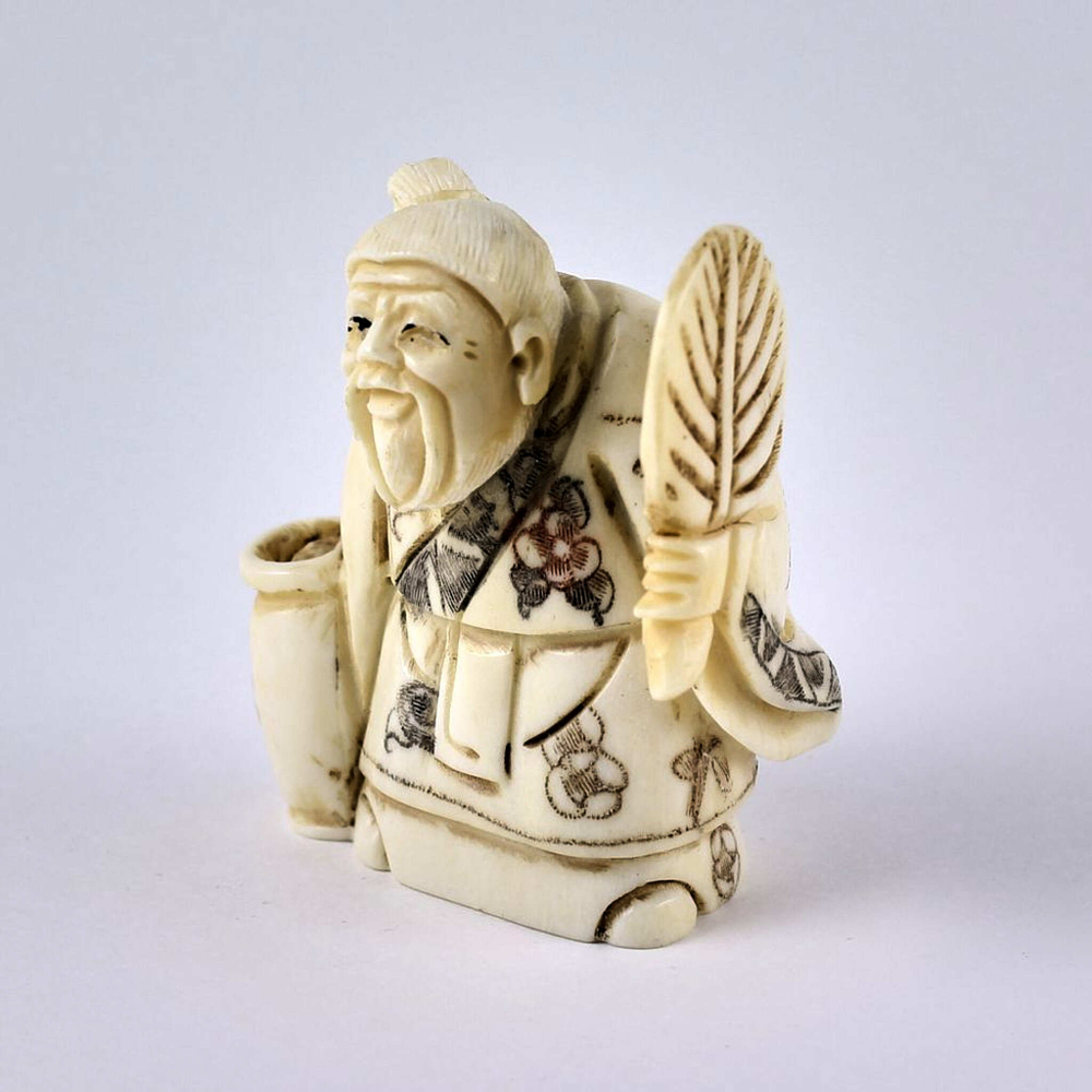 Нэцкэ Монах с веером и священным сосудом