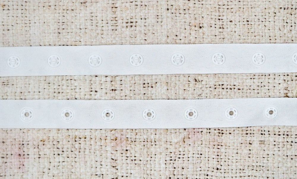 Кнопки пластиковые на ленте d 0,8 см, шаг 2,5 см, ш. 1,8 см, белый