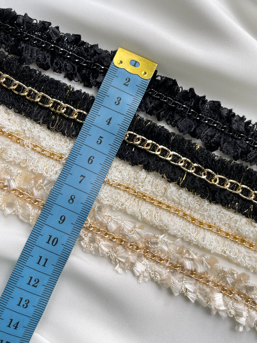 Тесьма бежевая с золотистой цепью