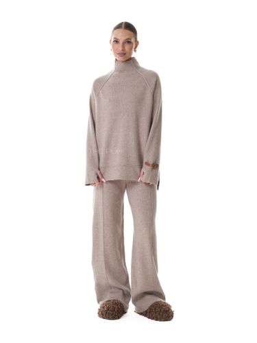 Трикотажный костюм с брюками цвета капучино