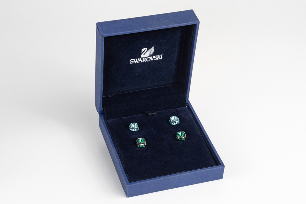 Две пары серег на пусетах Swarovski с кристаллами зеленого и голубого цветов