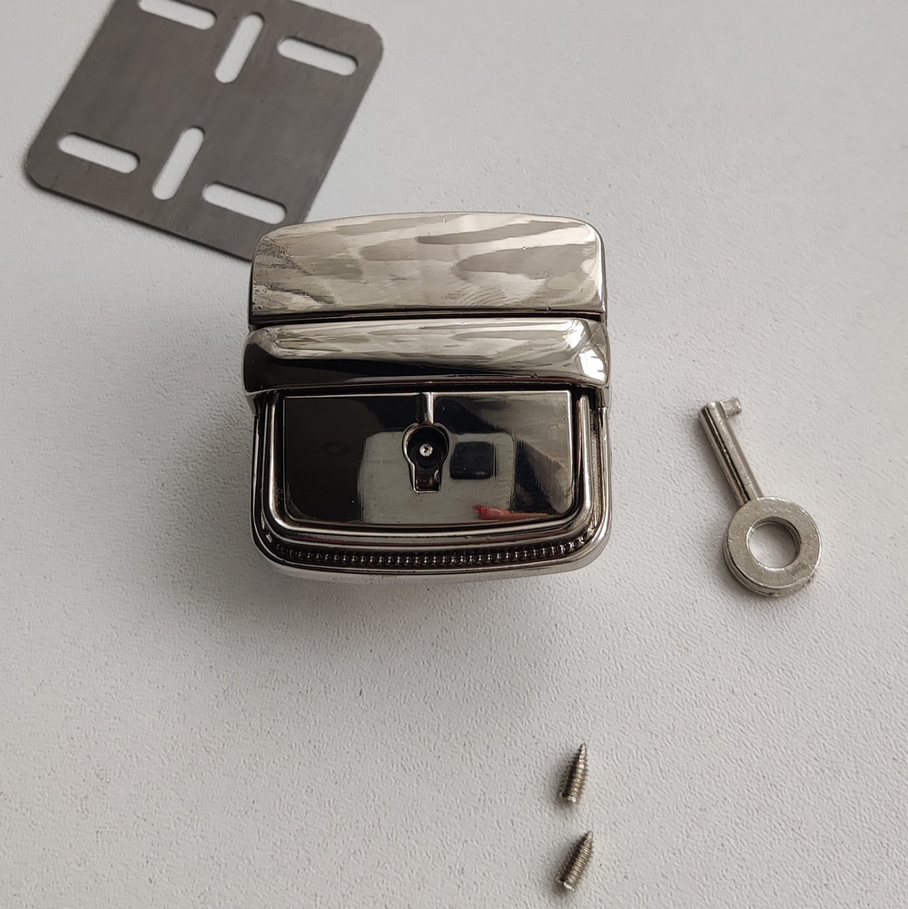 Замок-защелка портфельный на винтах 42*40 Серебро