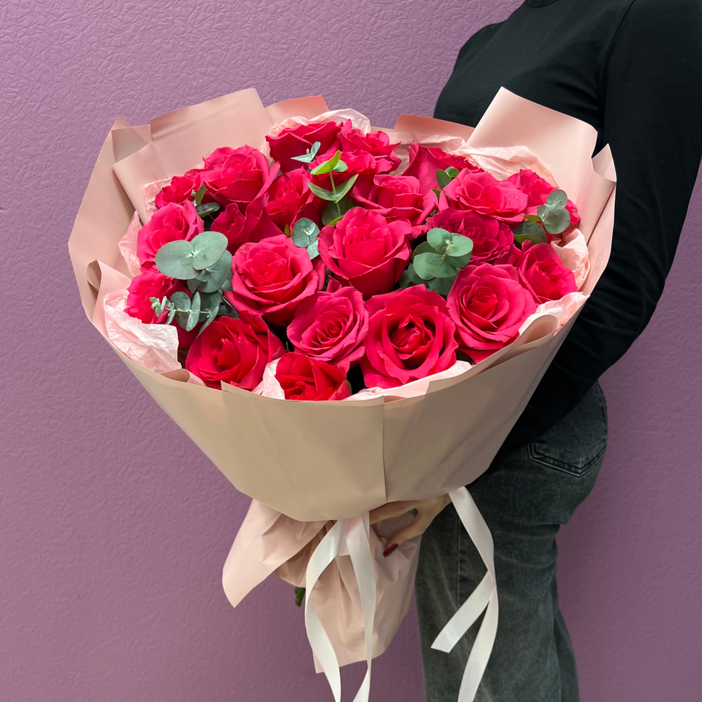 Букет из ярко-розовых роз с эвкалиптом #31