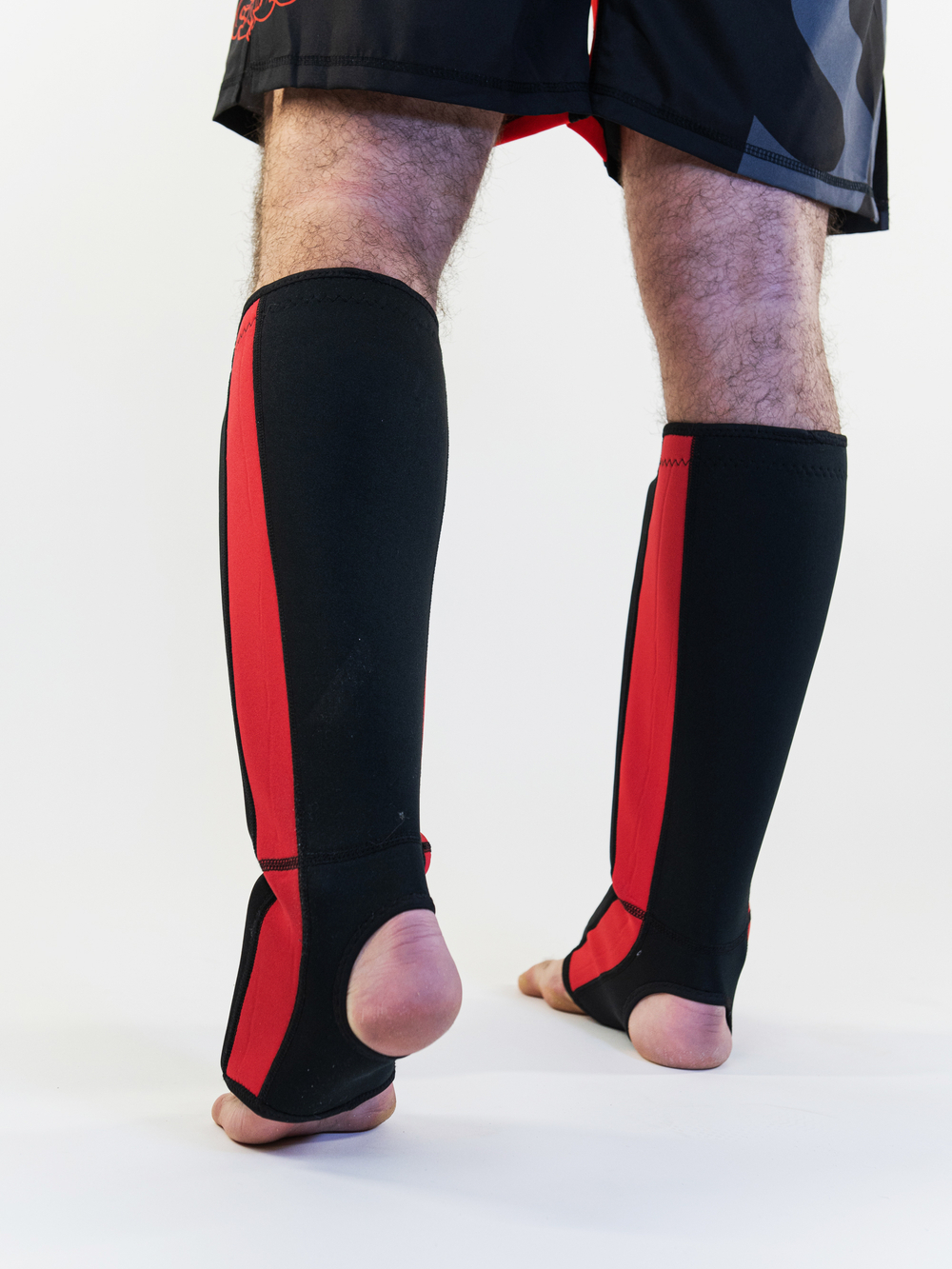 Защита голени формованная TFG Союз  ММА неопрен черно-красный