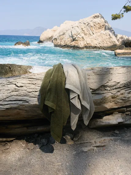 Полотенце банное оливкового цвета из коллекции essential, 70х140 см