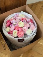 Сборный букет из хризантемы, маттиолы, кустовых пионовидных роз и диантусов - размер M