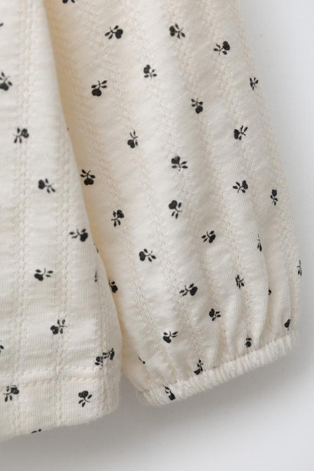 ZARA ФУТБОЛКА С ОТЛОЖНЫМ ВОРОТНИКОМ И ЦВЕТОЧНЫМ ПРИНТОМ, ЭКРЮ