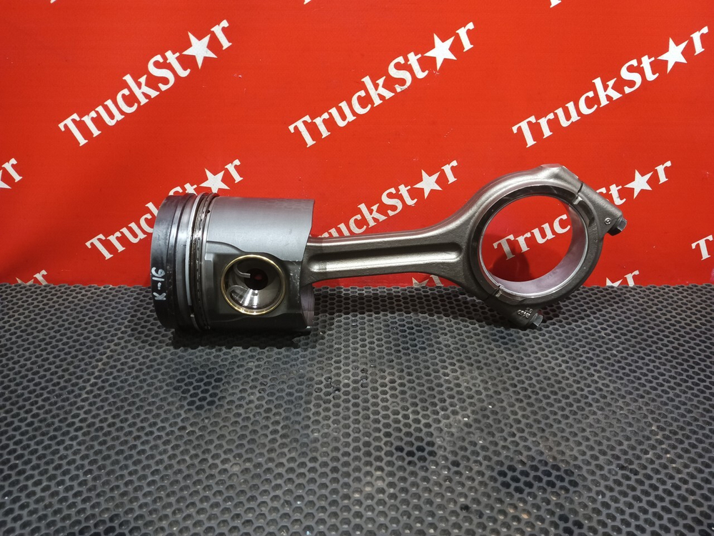 Поршень с шатуном 2017г.