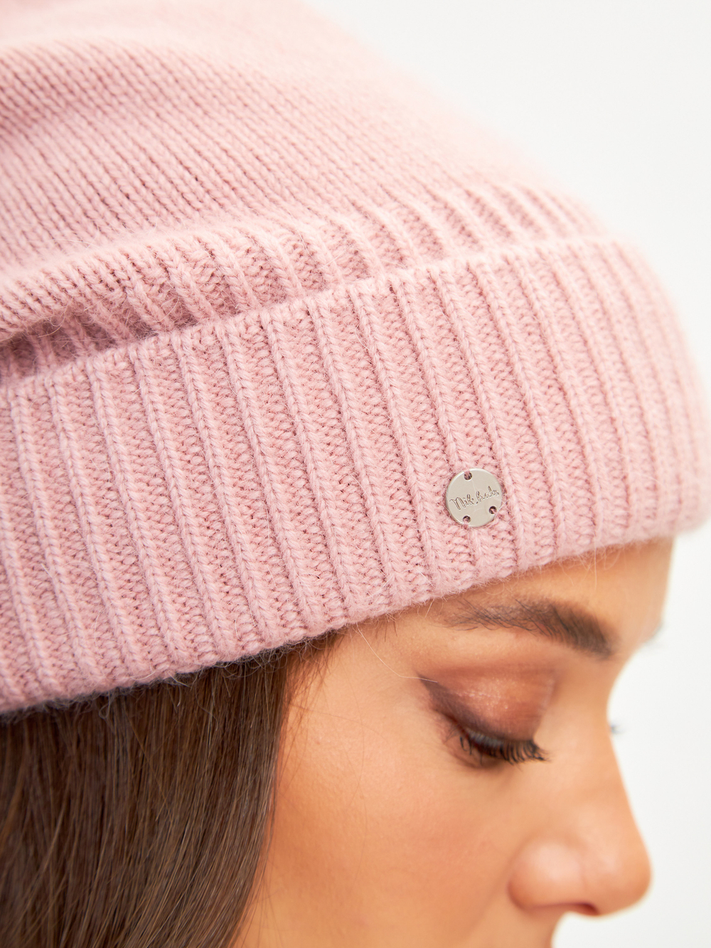 Шапка FABI удлиненная одинарная c отворотом с содержанием 
шерсти енота и ангоры