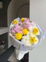 Букет из хризантемы, нарциссов и маттиолы