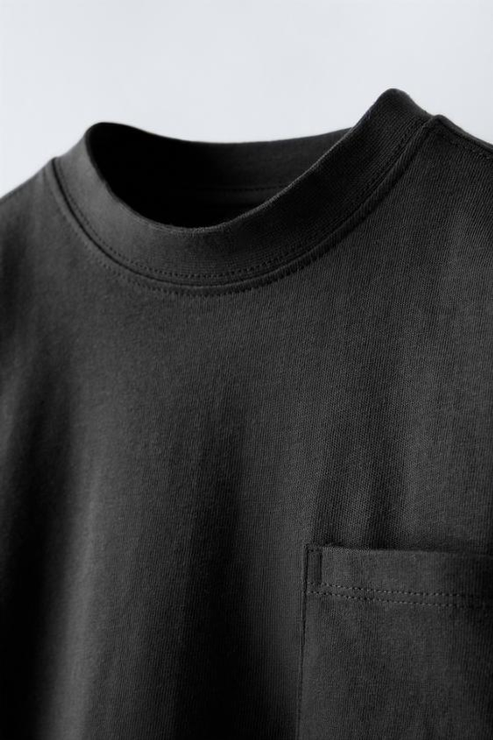 ZARA ОДНОТОННАЯ ФУТБОЛКА С КАРМАНОМ, ЧЕРНЫЙ