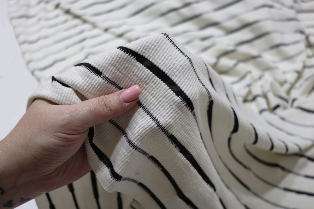 ТЕМНЫЕ ПОЛОСКИ НА СВЕТЛОМ - Жаккард в рубчик (КРВ645 Елена) (к1 дефект кромки 15см)