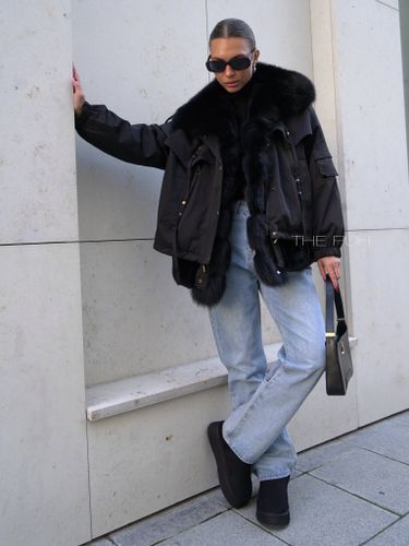 Короткая черная парка на пуху с воротником из натурального меха