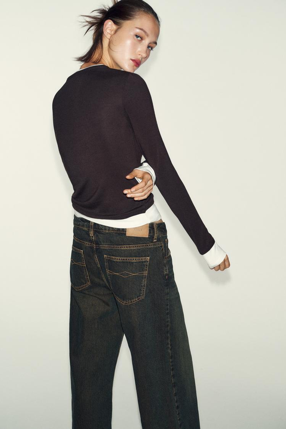 ZARA ФУТБОЛКА С ДВОЙНЫМ КОНТРАСТОМ, ШОКОЛАДНЫЙ