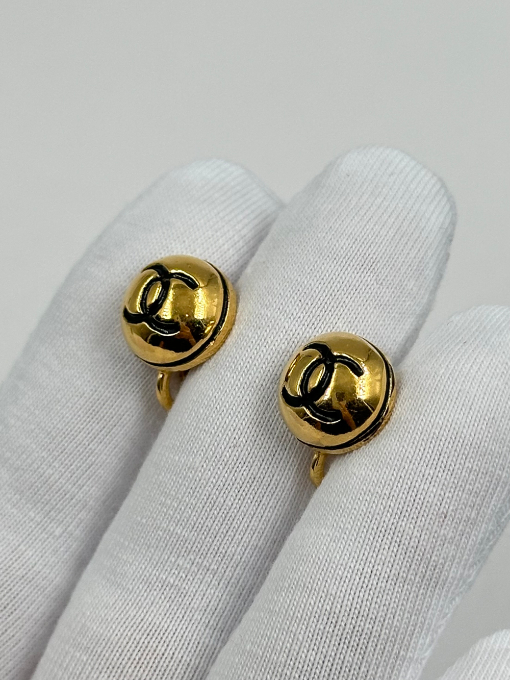 Миниатюрные клипсы с логотипом Chanel