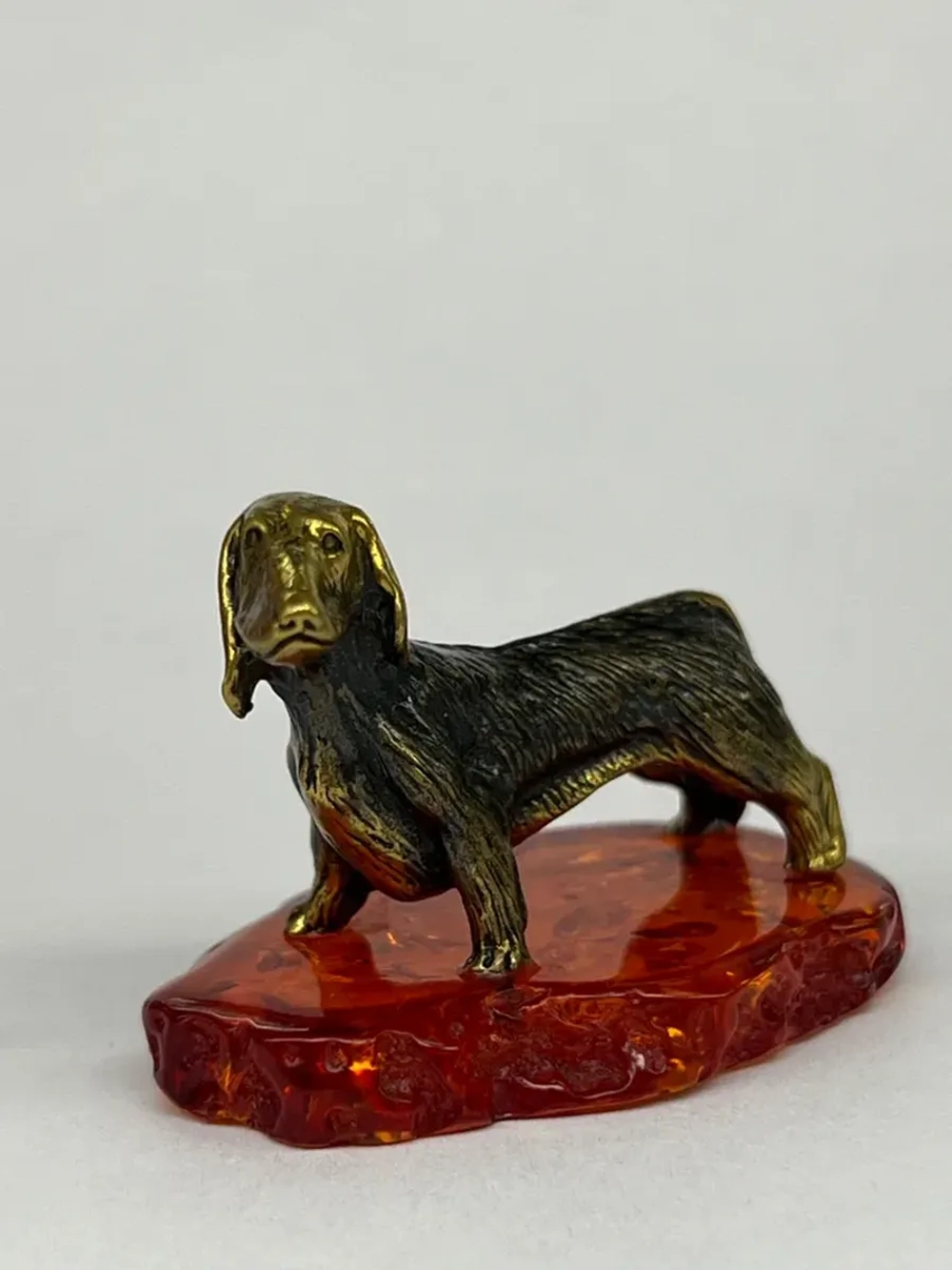 Бронзовая статуэтка на янтаре