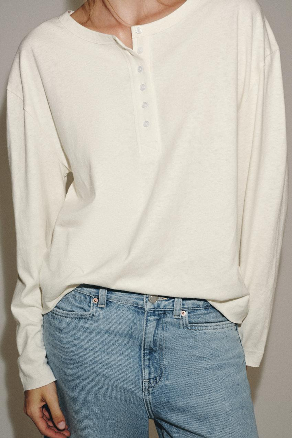 ZARA ФУТБОЛКА В СТИЛЕ РУСТИК С ВОРОТНИКОМ НА ПУГОВИЦАХ, ЭКРЮ