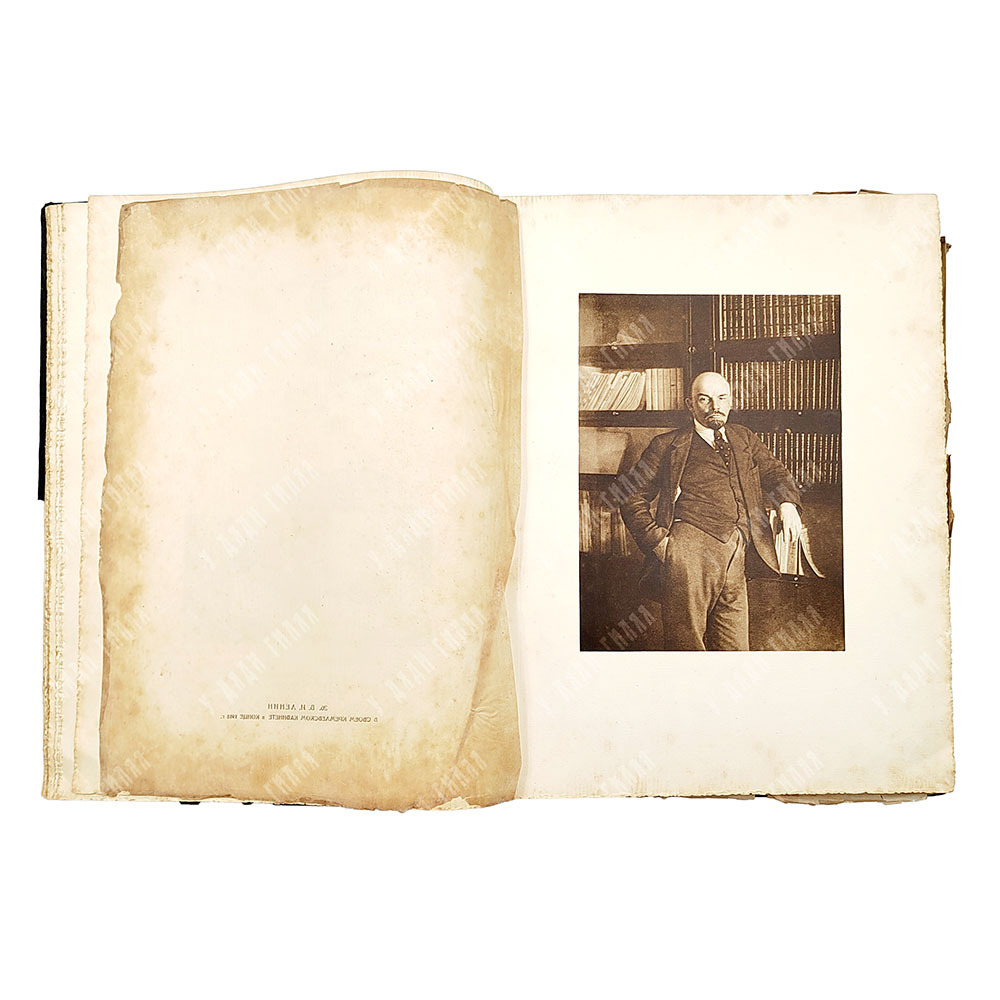 Ленин: Альбом. Сто фотографических снимков / сост. В. Гольцев. М.; Л.: Госиздат, 1927.