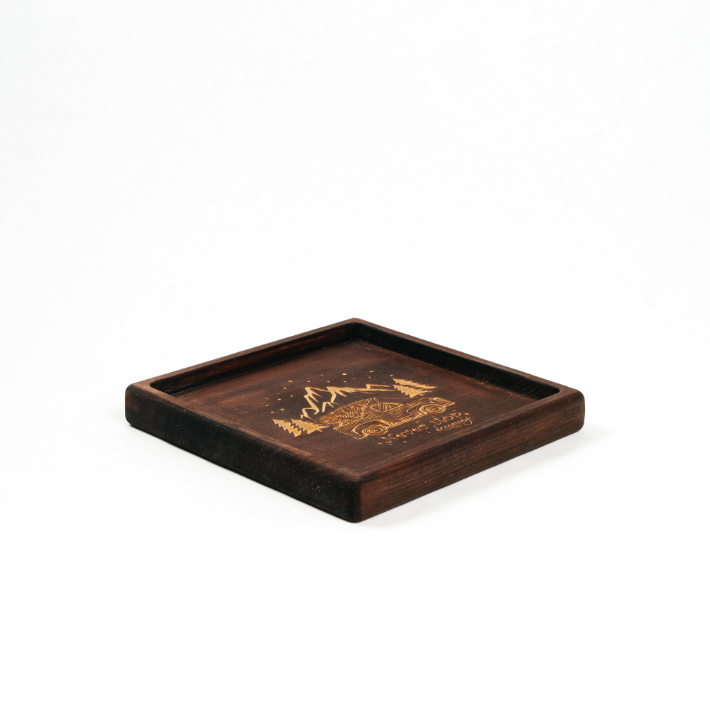 Деревянная менажница из кедра для подачи блюд и закусок с гравировкой "Never stop dreaming"