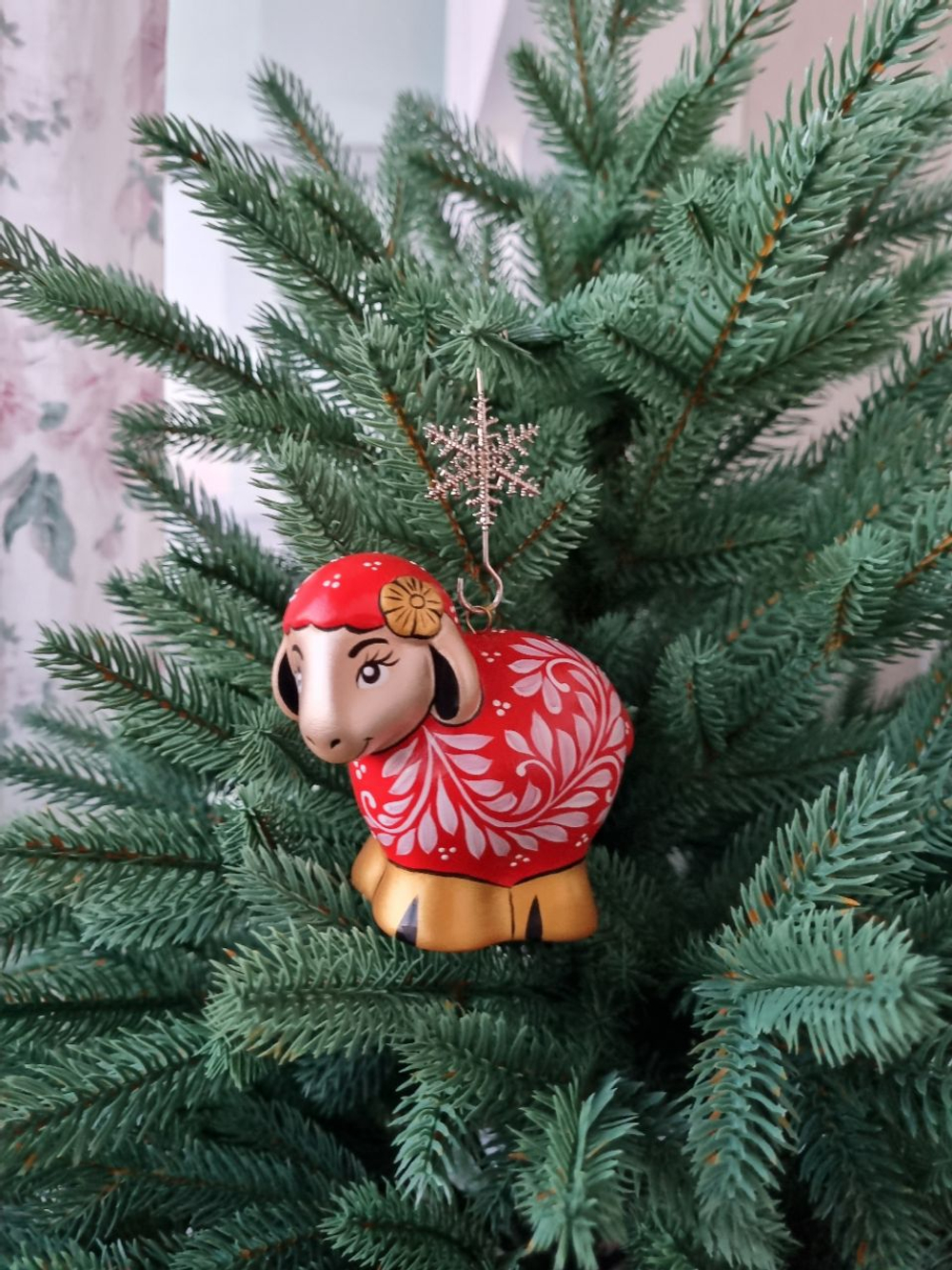 Фарфоровая игрушка огненная овечка