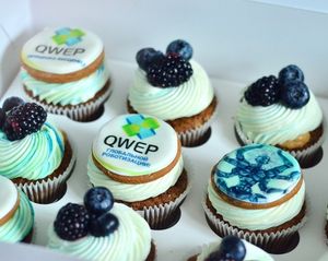 Капкейки с логотипом компании