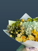 Букет с голубой гортензией