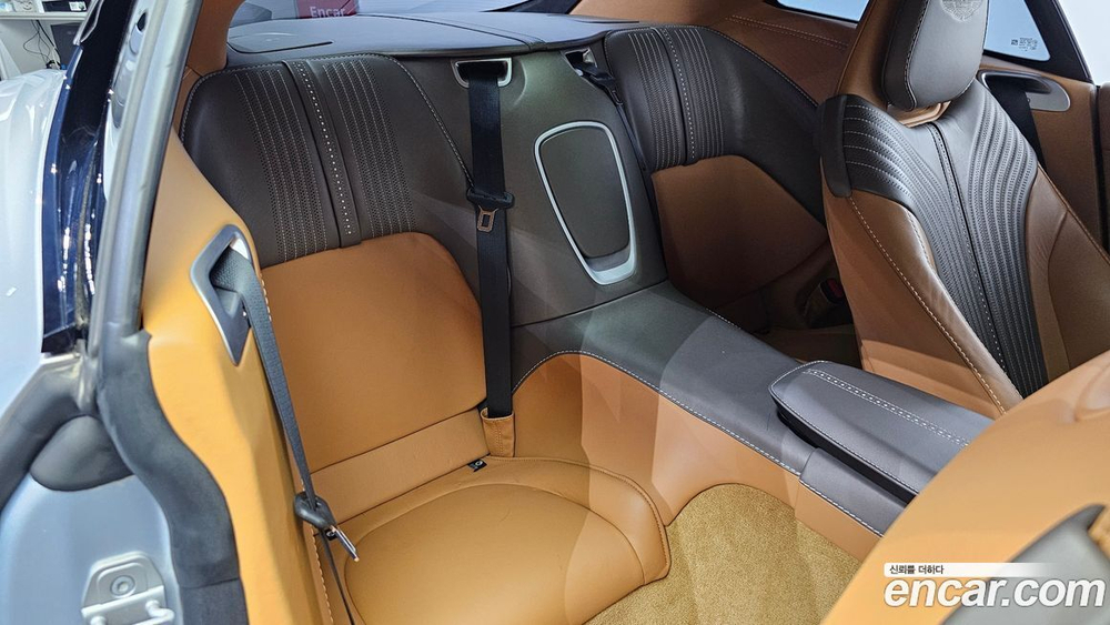 Aston Martin DB11 4.0 V8 Coupe (12.2020)