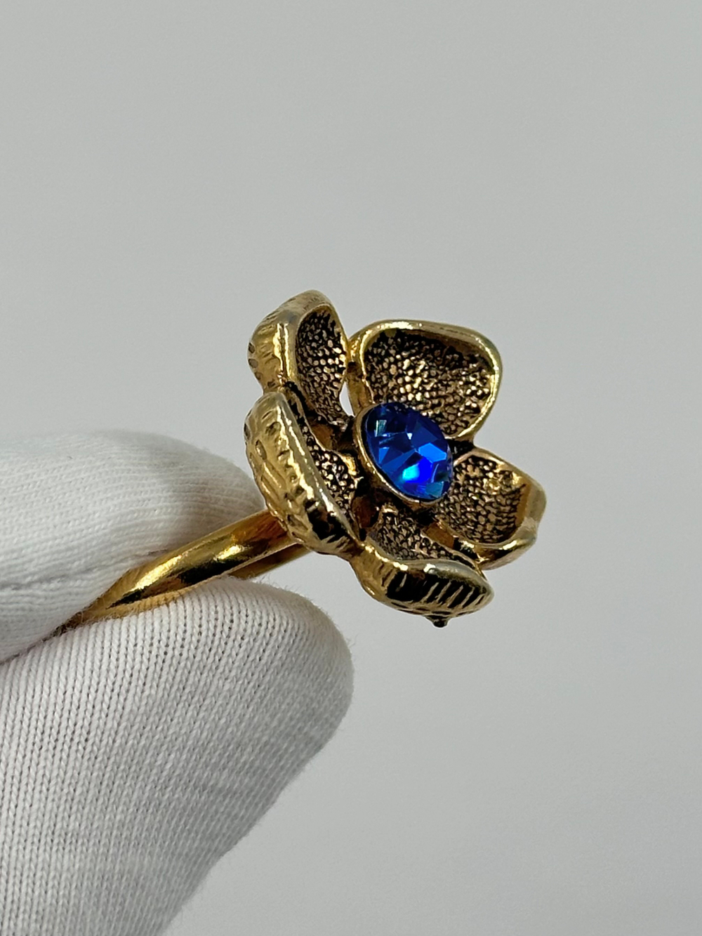 Кольцо Цветок с синим кристаллом