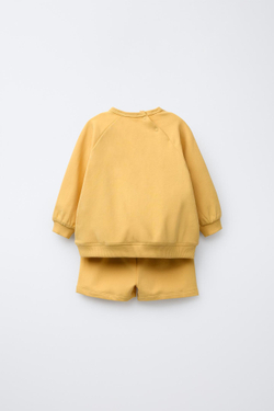 ZARA КОМПЛЕКТ ИЗ ТОЛСТОВКИ И ШОРТОВ С НАШИВКОЙ, МЯГКИЙ ЖЕЛТЫЙ