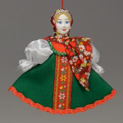 Малая подвесная кукла в платочке