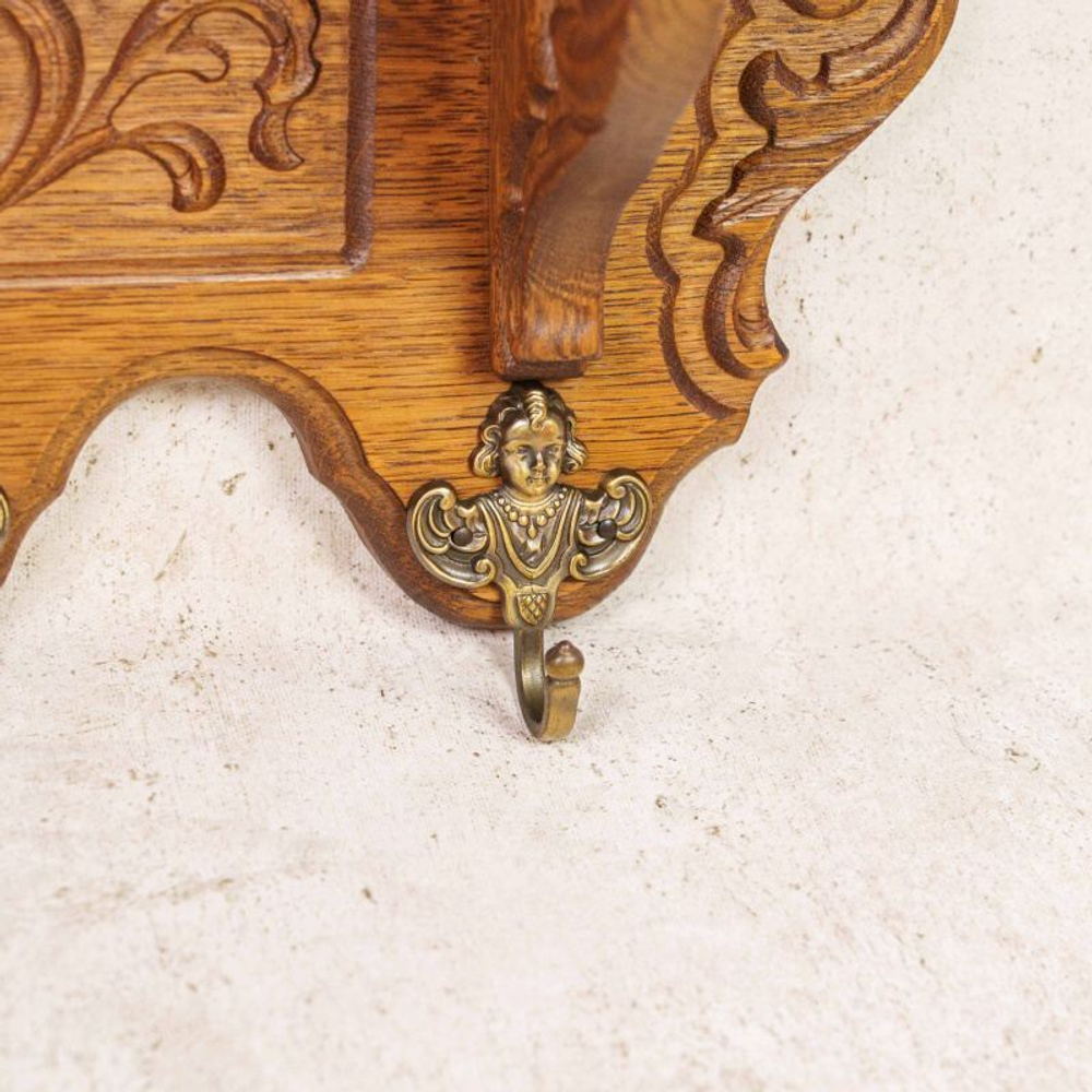 Настенная вешалка с растительным орнаментом и латунными крючками в Неоренессансном стиле