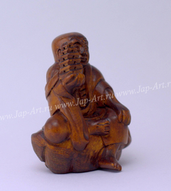 Нэцкэ Монах на камне с пирамидой