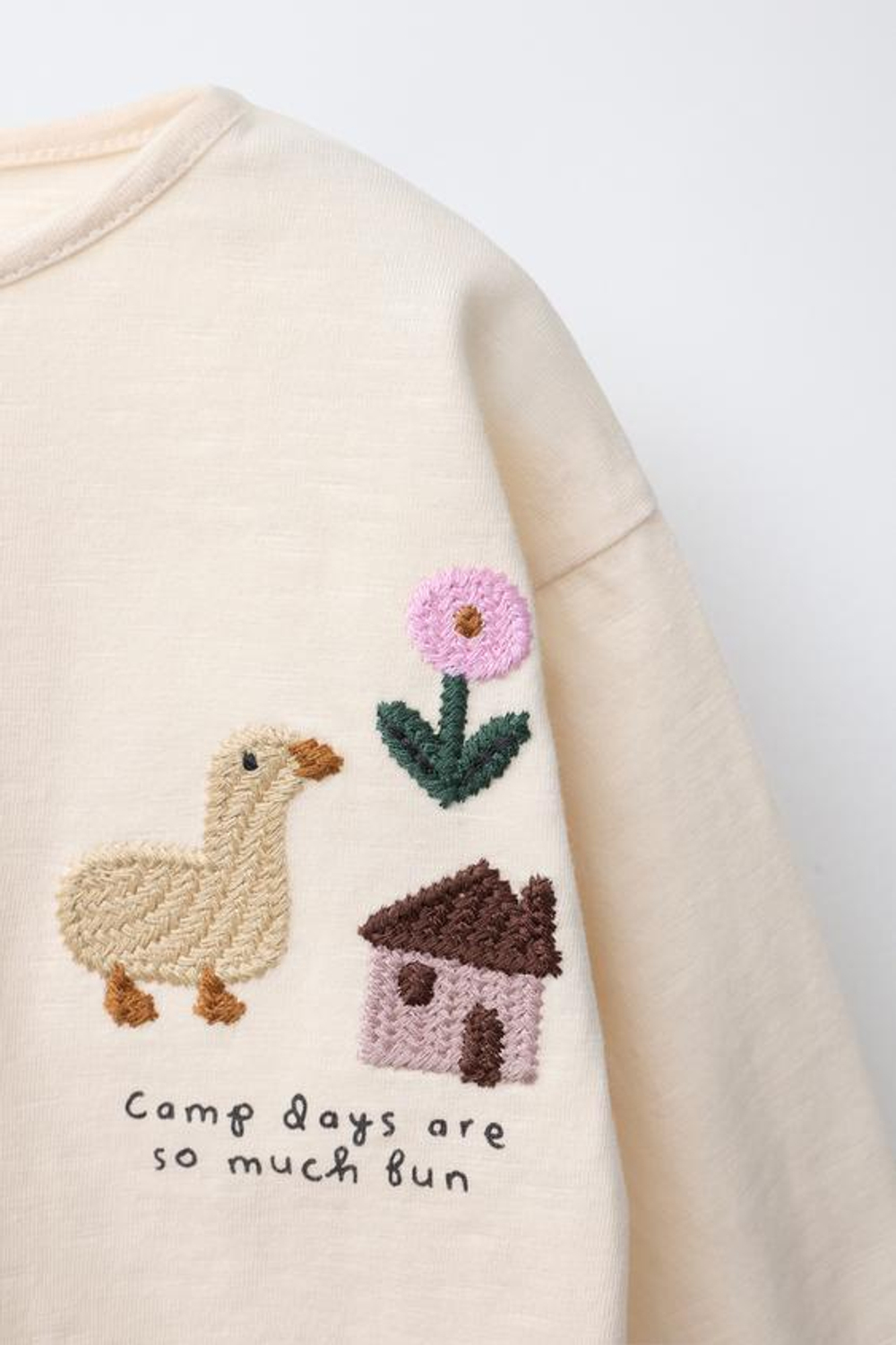 ZARA ФУТБОЛКА С ВЯЗАНЫМИ НАШИВКАМИ, ЭКРЮ