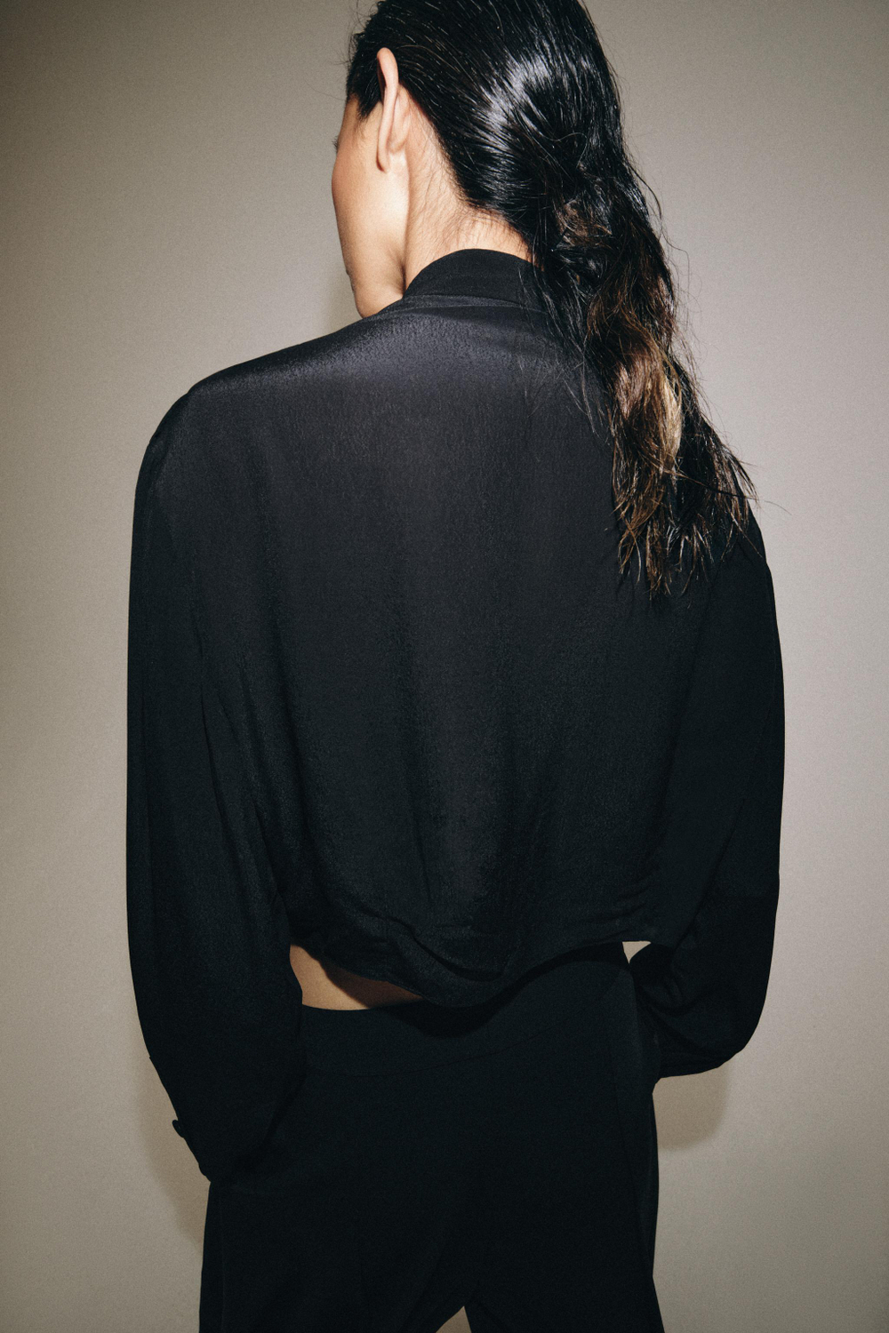 ZARA УКОРОЧЕННАЯ РУБАШКА С ВОЛАНАМИ — ZW COLLECTION, ЧЕРНЫЙ