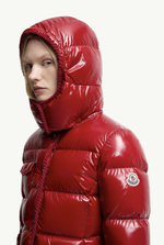 Женская короткая куртка Moncler Glareins с капюшоном и декоративной отделкой | Глянцевая, красная, утеплённая пухом