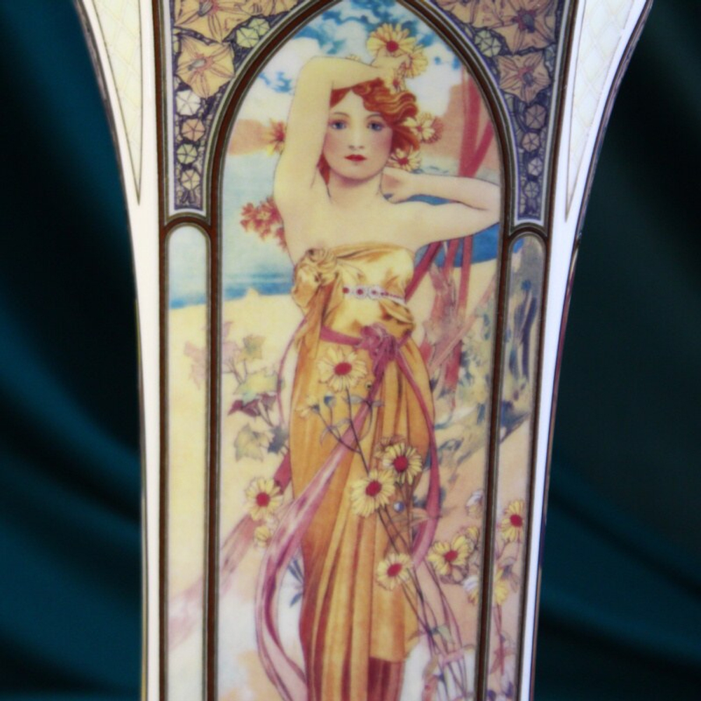 Ваза с миниатюрами картин Альфонса Мухи «Утро и День»