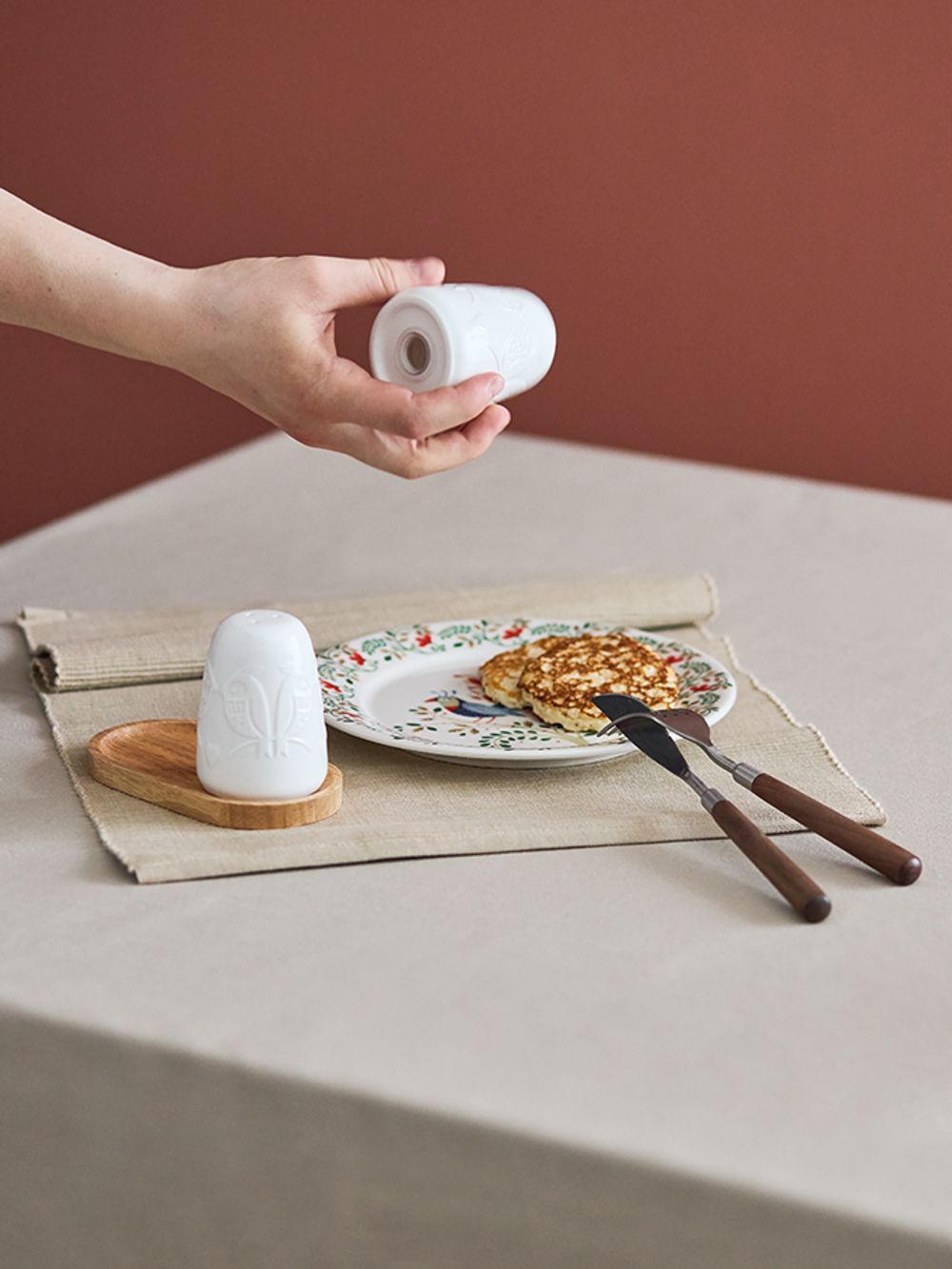 Набор для соли и перца Birds of Paradise на деревянной подставке