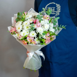 Светлый букет с хризантемой и альстромерией