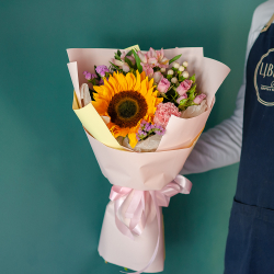 Сборный букет с подсолнухом в розовом оформлении