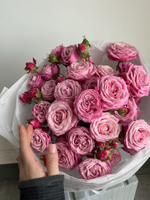 Букет из кустовых пионовидных роз в розовом оттенке 