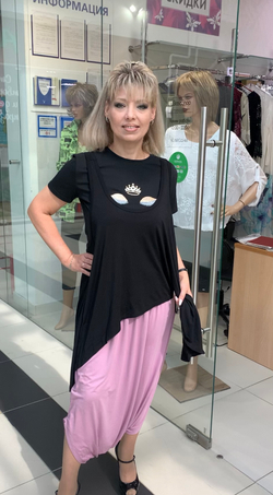 Трикотажная двойка: черная майка-туника и пудровые шаровары