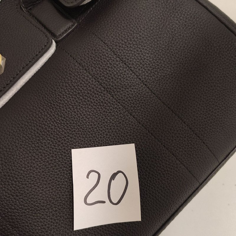 MAX чёрный - легкая вмятина на коже №20