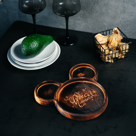 Менажница из древесины кедра для подачи блюд и закусок с гравировкой "Чудеса случаются"