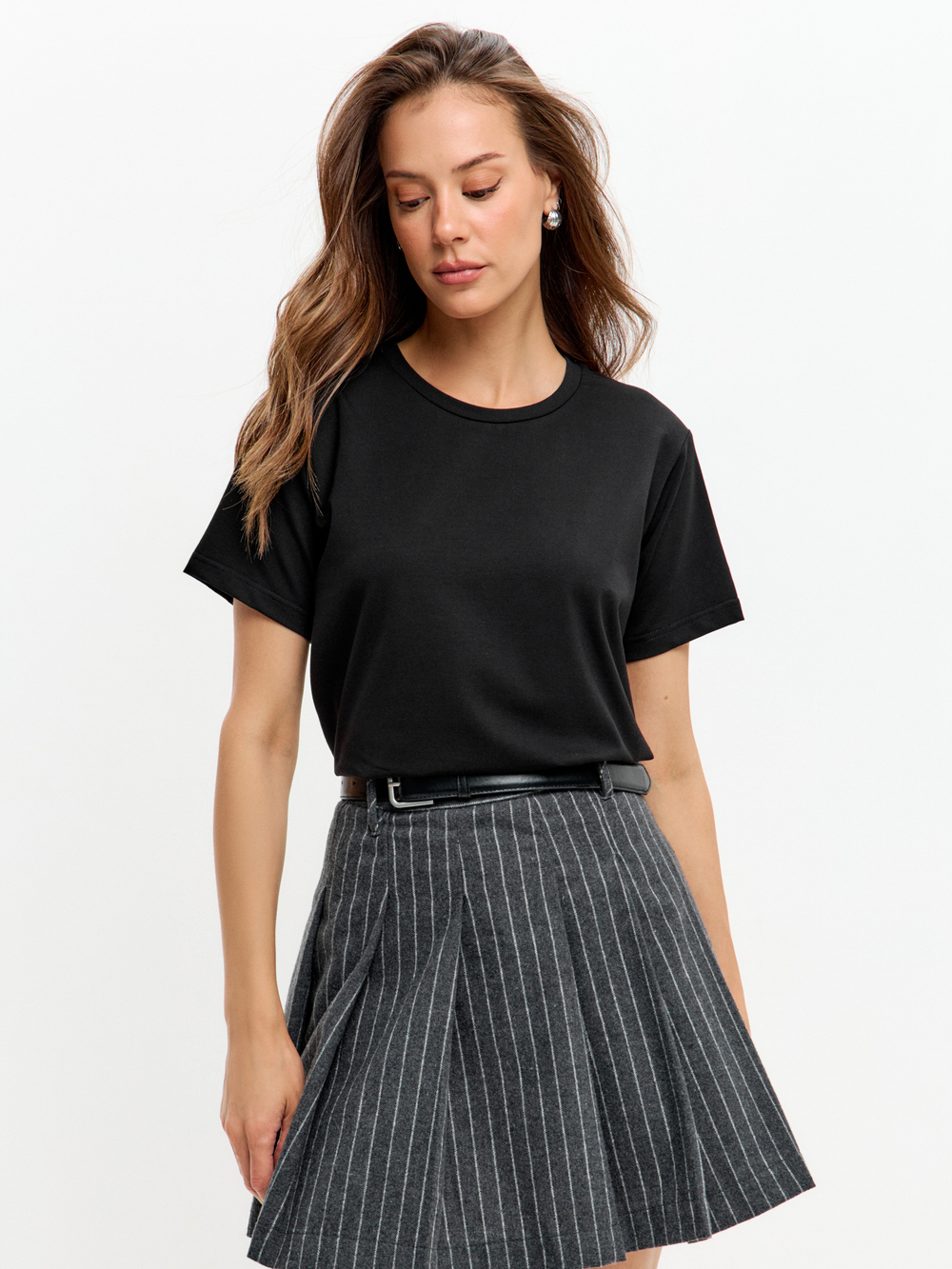 Классическая базовая футболка полуприлегающего силуэта