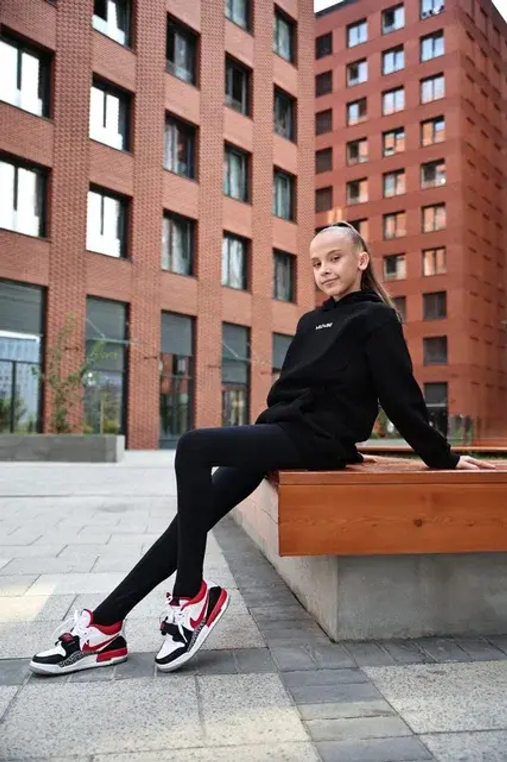 Худи с крыльями стразы (черный)