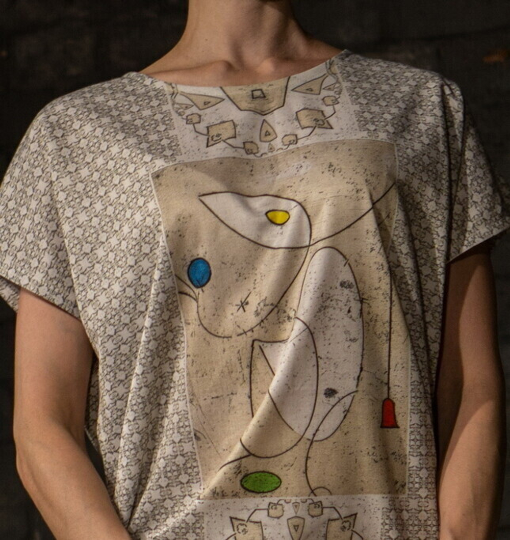 Футболка "Красный колокольчик", по мотивам художника Макса Эрнста, картина "Красный колокольчик"