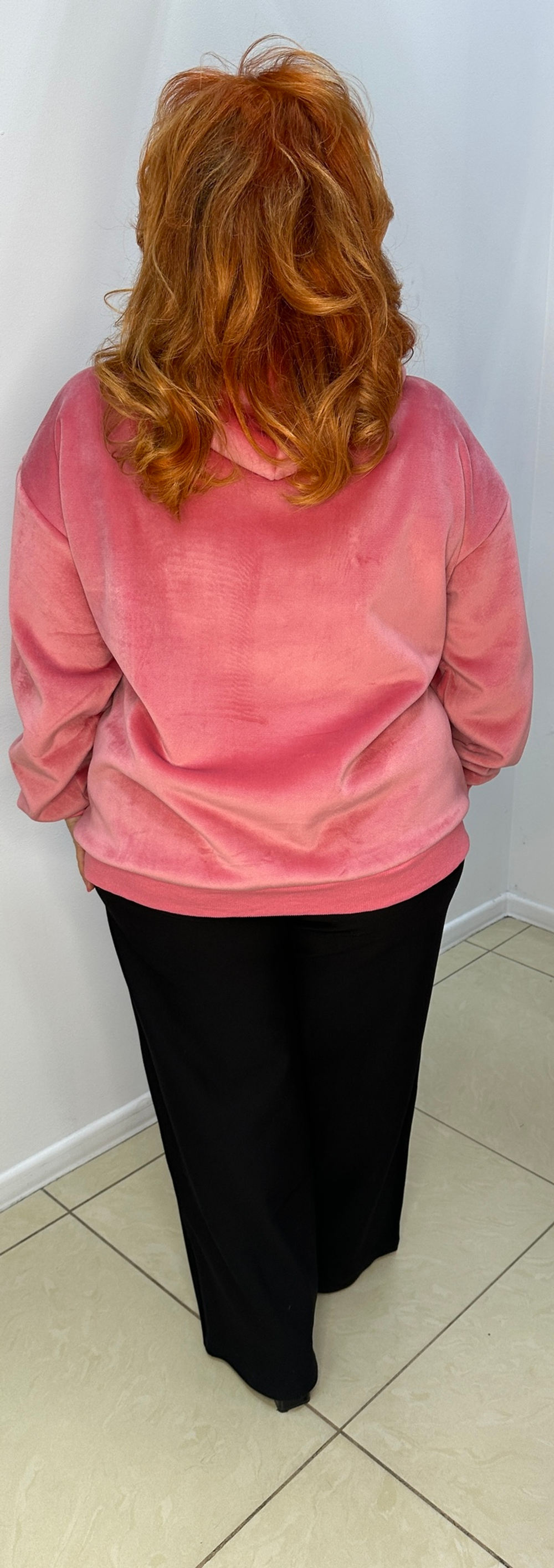 Модная велюровая худи с капюшоном в брусничном цвете