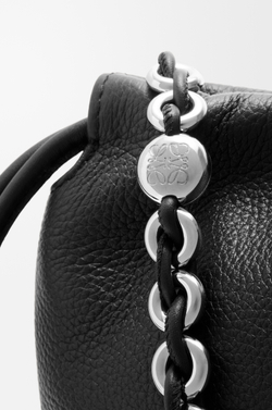 Loewe Сумка Flamenco среднего размера из зернистой телячьей кожи, черный