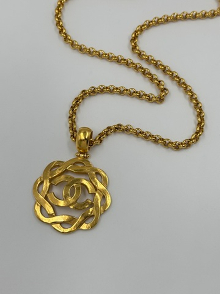 Кулон Chanel с логотипом