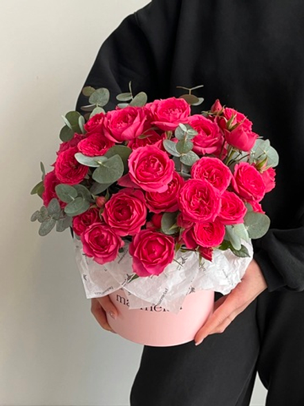 Цветочная коробка из розовых кустовых роз и эвкалипта размер S